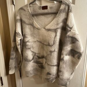POL V-Neck Sweater in Gray and Cream